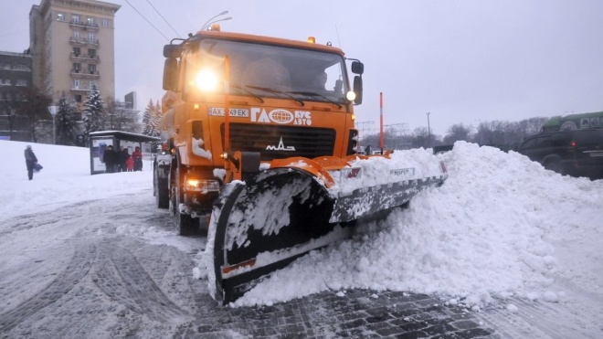 Украину завалило снегом. Какие трассы стоят в пробках, а где уже можно проехать?