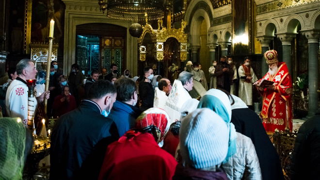 В пасхальную ночь в церквях Киева люди в масках (на подбородках) причащались из одной ложки, целовали Библию и устраивали крестные ходы. Пасхально-карантинный репортаж