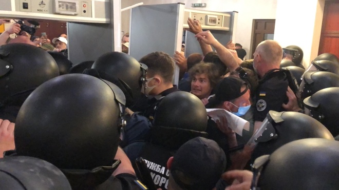 Суд над Стерненком: під Шевченківським судом сталася сутичка між активістами та поліцією