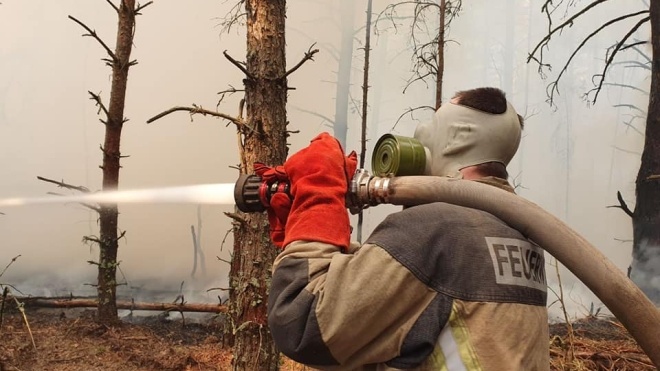 Спасатели продолжают тушить пожары в зоне отчуждения