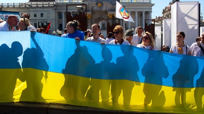 Під Офіс президента принесли величезний прапор України