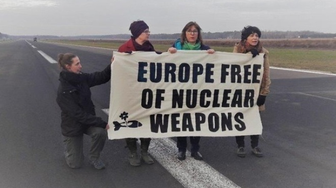 В Бельгии задержали четырех евродепутатов, которые митинговали против ядерного оружия США