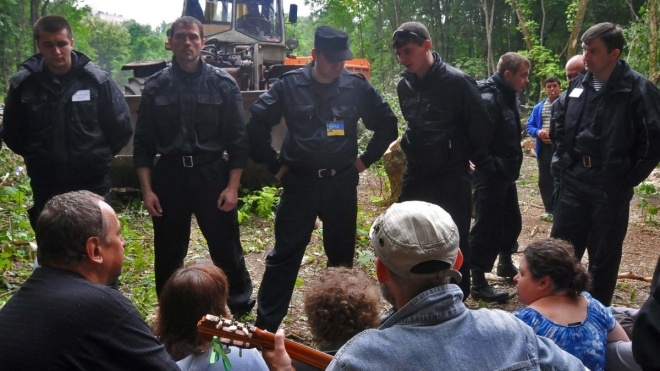 ЕСПЧ присудил по €22,6 тыс. четырем харьковчанам, протестовавшим против вырубки деревьев в 2010 году. Суд признал, что Украина нарушила их права
