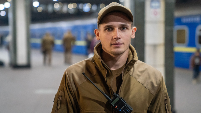 Несколько лет «Муніципальна варта» бесплатно помогает полицейским на улицах Киева, а активисты называют ее представителей праворадикалами. Кто они такие и почему так работают — репортаж theБабеля