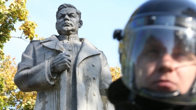 ОУН собралась «декоммунизировать» памятник Ватутину в Киеве в День защитника Украины. Полиция будет его охранять