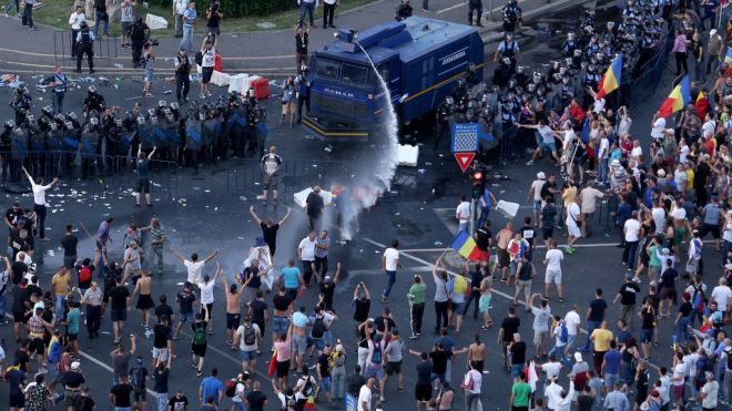 Более четырёхсот пострадавших. В Румынии полиция дубинками и водомётами разогнала митинг против коррупции
