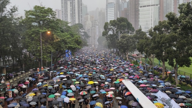 Одна з наймасовіших акцій протесту. У Гонконзі на вулиці вийшли понад півтора мільйона людей, попри заборону поліції