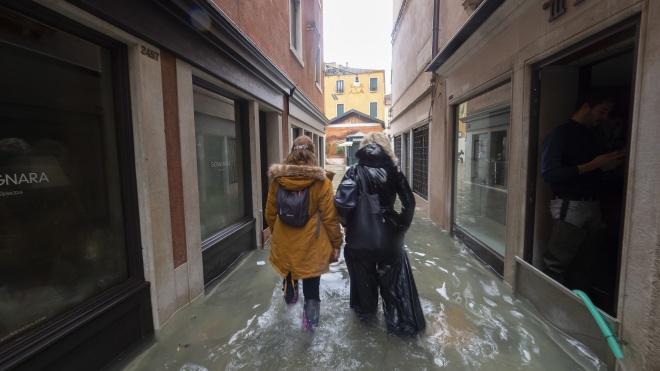 Масштабное наводнение в Венеции. Туристы спасаются от большой воды на верхних этажах гостиниц