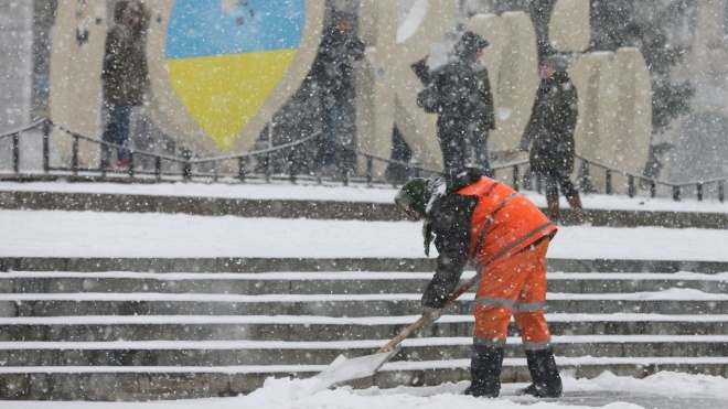 У Києві через снігопад сталося 300 ДТП за кілька годин. У заторах стояли і комунальники