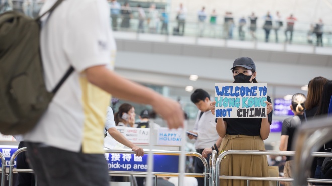 Аэропорт Гонконга отменил все рейсы из-за протестов в главном терминале