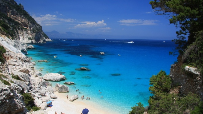 Итальянская полиция обвинила десятки туристов в краже 100 кг песка с острова Сардиния