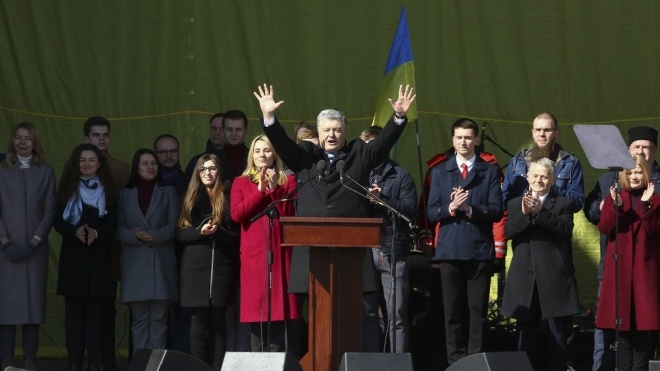 Українці прийшли на зустріч з Порошенком на Михайлівській площі. Почалися зіткнення, затримано людину