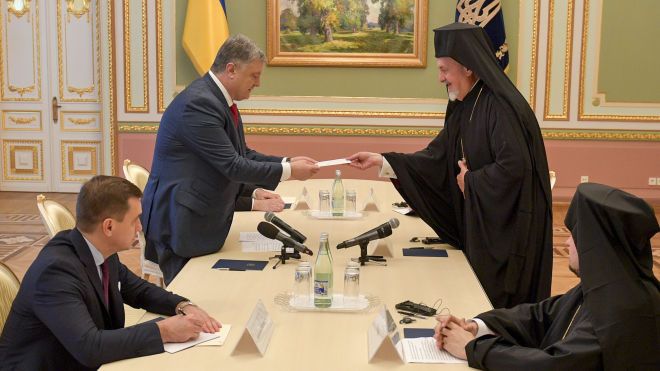 Порошенко встретился с экзархами Константинопольского патриарха. Они привезли письмо от Варфоломея, которое растрогало президента