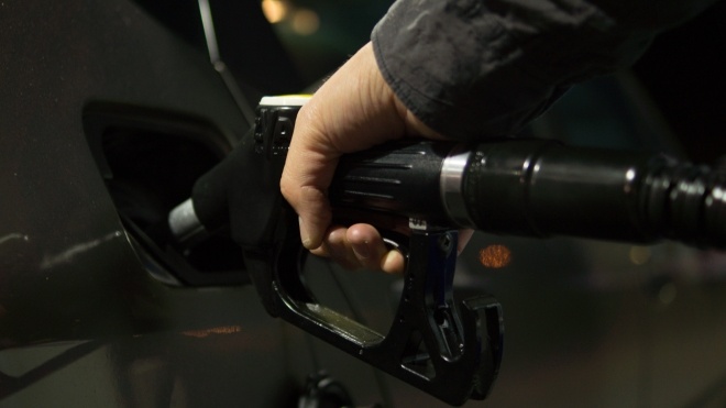 Кабмин повысил предельную цену на бензин и дизель