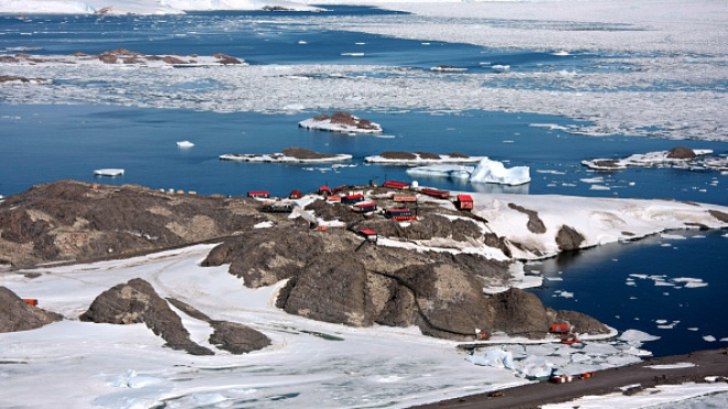 С французской станции в Антарктиде не могут вывезти ученых из-за поломки ледокола