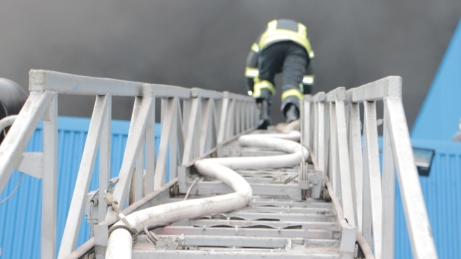 Пожар на складах в столичной Дарнице: существует угроза обвала строительных конструкций