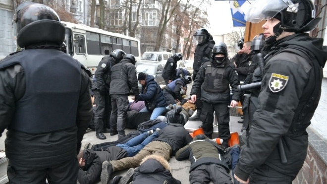 СБУ проведет экспертизу видеозаписей избиения полицией активистов «С14» возле Подольского райотдела