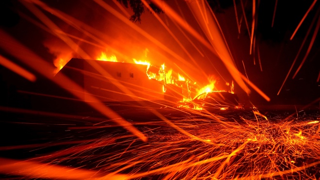 Лісові пожежі в Каліфорнії: 40 тисяч людей залишили свої будинки, рятуючись від вогню