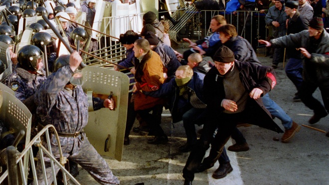 18 років тому в Києві відбулися масові сутички «Беркута» з учасниками акції «Україна без Кучми».  theБабель вперше публікує унікальні фото і згадує історію протестів