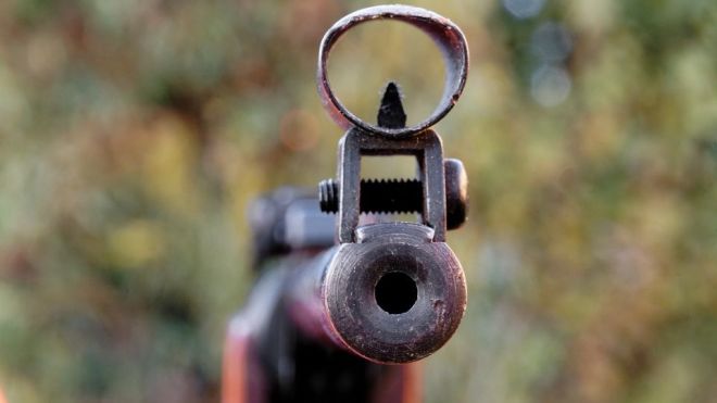В Киеве бабушка выстрелила из винтовки в 20-летнюю девушку. Дома у пенсионерки нашли гранату, патроны и ружье