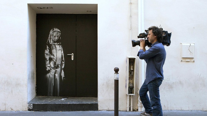 В Париже украли работу Бэнкси. Дверь с муралом в память о жертвах теракта сняли с театра и увезли