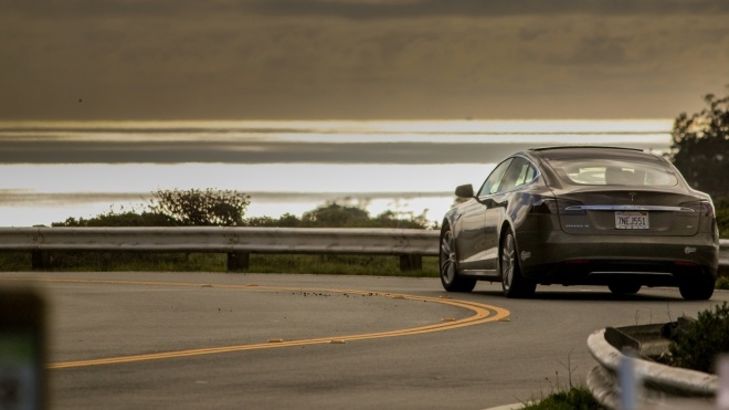 Tesla оголосила про те, що їхні електрокари зрівнялися за запасом ходу з бензиновими авто