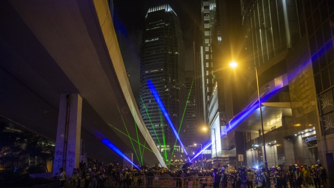 В Гонконге протестующие применяют лазеры. Так они пытаются помешать системам распознавания лиц