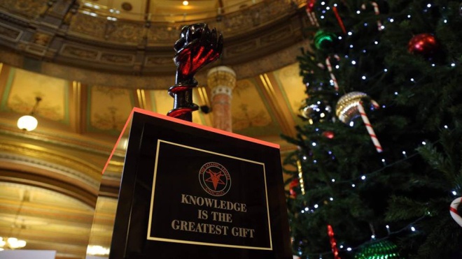 В Иллинойсе рядом с рождественской елкой в Капитолии установили символ сатанизма