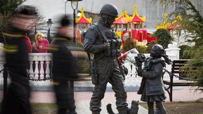 В Симферополе к 6 месяцам колонии-поселения осудили украинца, который облил краской памятник оккупантам