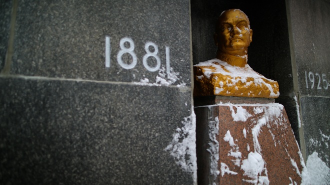 В Украине сохранилась мумия Котовского (но это не точно). В его успыпальницу никого не пускают, но нам удалось туда проникнуть — репортаж theБабеля