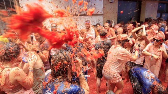 145 тонн томатів та 20 тисяч учасників. В Іспанії пройшла «помідорна битва». Фотографія