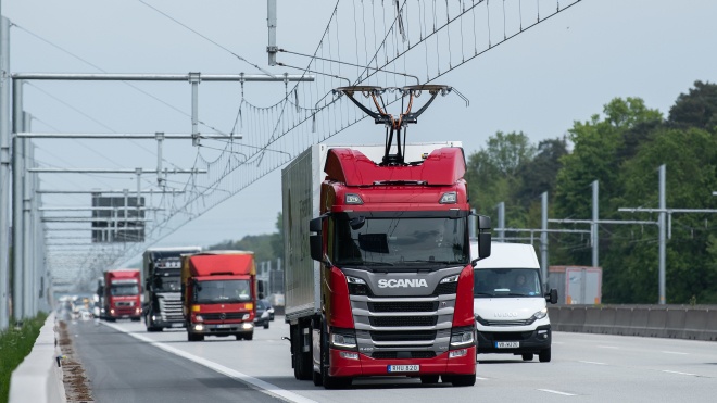 В Германии открыли часть электромагистрали. Проезжая по ней, грузовики могут зарядить аккумуляторы