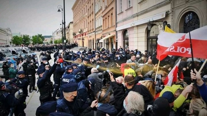 Полиция Польши разогнала предпринимателей, протестовавших из-за карантина. Применили слезоточивый газ