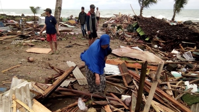 МИД не рекомендует ездить в Индонезию. Западное побережье страны накрыло цунами и активизировался вулкан Кракатау