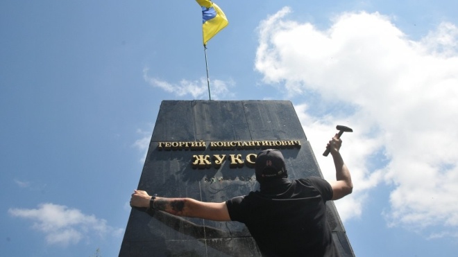 Харьковская полиция открыла два уголовных дела из-за сноса памятника Жукову