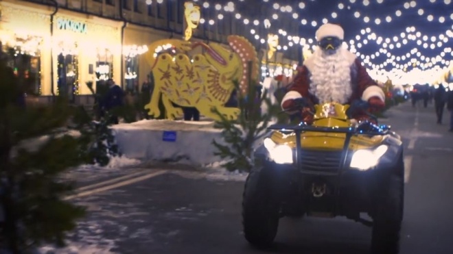 Кличко переоделся в Деда Мороза и на квадроцикле поздравил киевлян с Новым годом