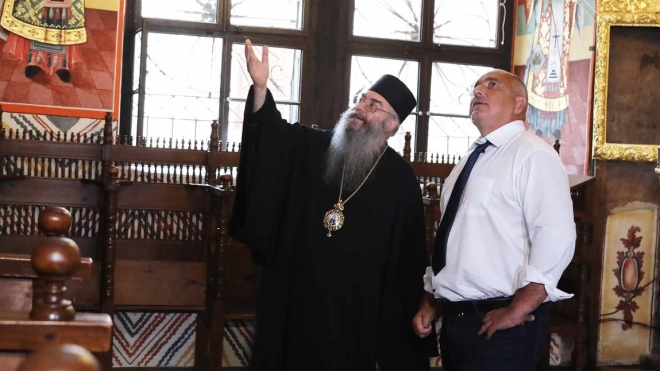 Прем’єр-міністра Болгарії оштрафують за вхід до церкви без маски