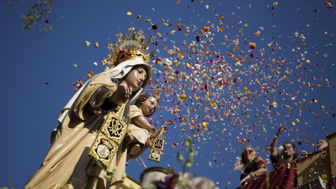 В іспанській Малазі пройшов День святої діви Кармен. Фігуру Божої матері відправляли в море. Як це виглядало?
