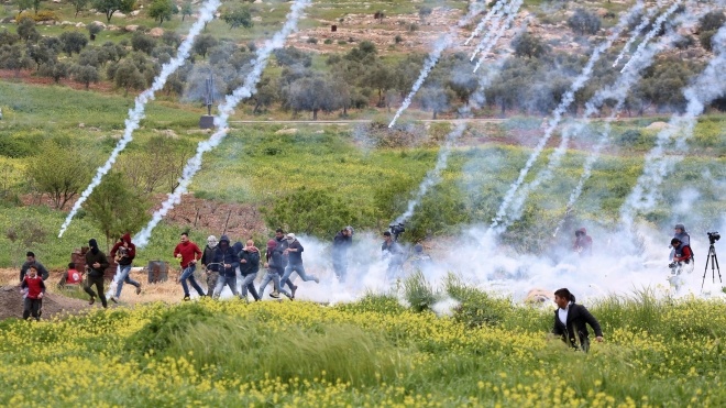 Палестинці відзначають рік «Маршу повернення». Ізраїльська армія стягнула до кордону Гази бронетехніку та застосувала сльозогінний газ