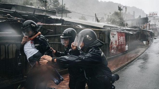 Тайфун «Мангхут» руйнує Гонконг і Китай. На Філіппінах вдвічі зросла кількість жертв, загинули шахтарі. Фотографія і відео 
