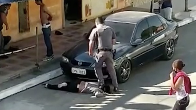У Бразилії звільнили офіцера поліції після відео, де він наступив на шию темношкірій жінці