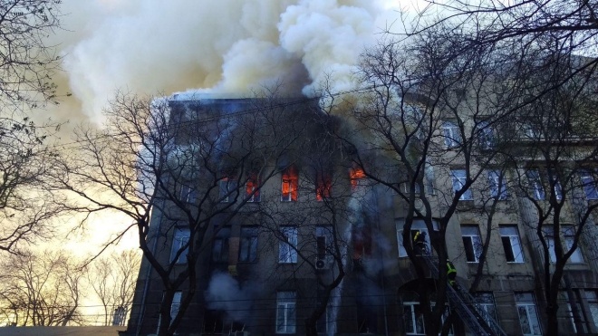 В Одессе третий час горит колледж, огонь охватил 2000 кв. м здания. Более десяти пострадавших, погибла студентка