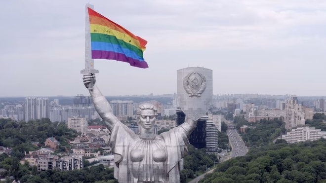 «Встановлення» ЛГБТ-прапора на «Батьківщину-мати»: музей розкритикував перфоманс