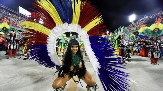 Карнавал в Рио-де-Жанейро: на 700-метровом Самбодроме зрителям покажут «изюминку» шоу — парад школ самбы