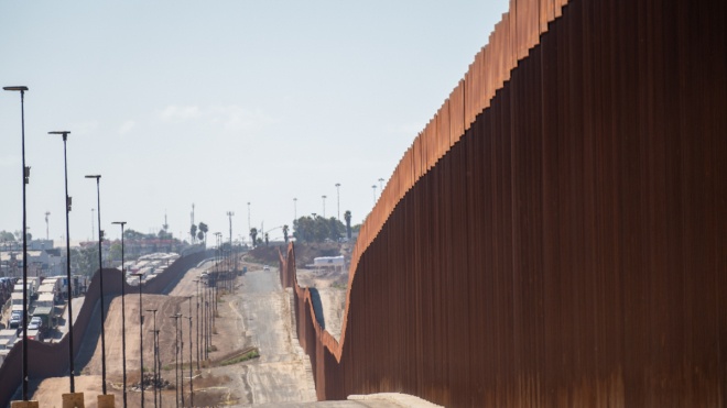 Байден отменил указ Трампа о чрезвычайном положении, который позволял финансировать стену на границе с Мексикой
