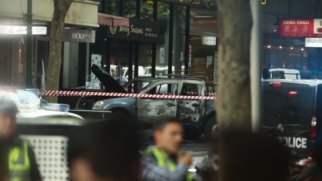 В австралийском Мельбурне мужчина поджег авто и с ножом набросился на людей
