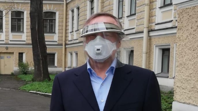 Губернатор Санкт-Петербурга перевірив місцеві пологові будинки. Рівень його захисту від COVID-19 став причиною мемів