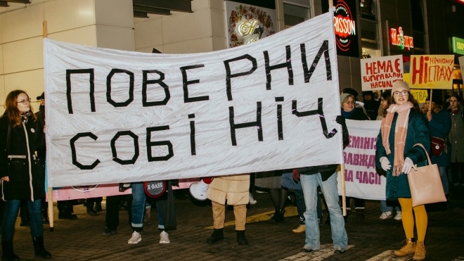 Во Львове феминистки вышли на ночной марш за безопасность женщин. Их забросали яйцами мужчины из «христианского марша»