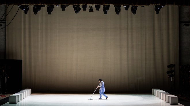 В Киев впервые привезли «Черно-белые балеты» Иржи Килиана. На премьере одну из ролей сыграла уборщица из theБабеля, а зал ей хлопал. Вот как это было