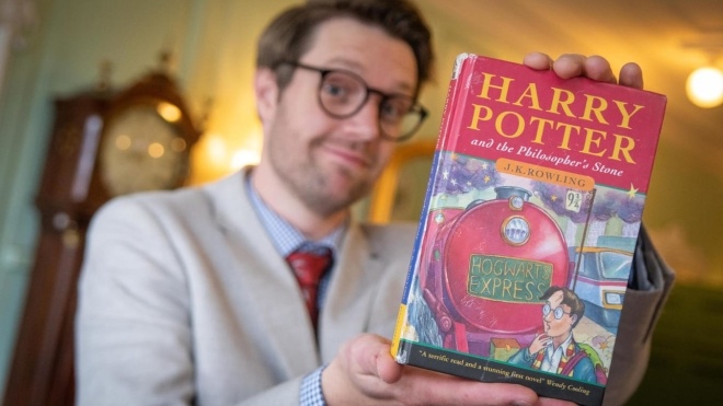 Первое издание «Гарри Поттера» продали на аукционе за $34 тыс. В 1997 году книга стоила чуть больше доллара